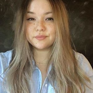 Meet your Posher, Julie Abra Fischer.